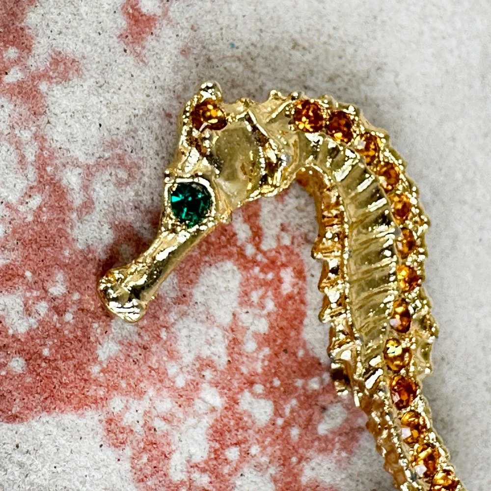 Vintage Unsigned‎ Gold Tone Textured Seahorse Brooch Green Rhinestone Eye
